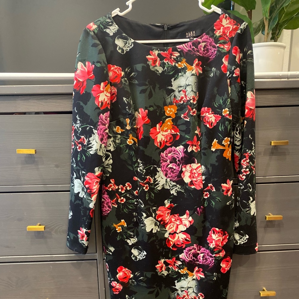 Floral long sleeve dress size (6)